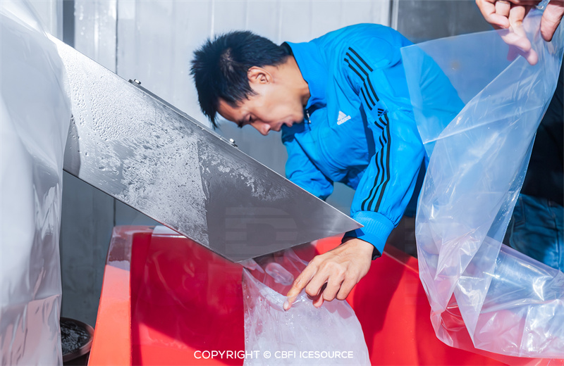 تركيب آلة صنع الثلج الأنبوبي سعة 10 طن في بيكاسي، إندونيسيا